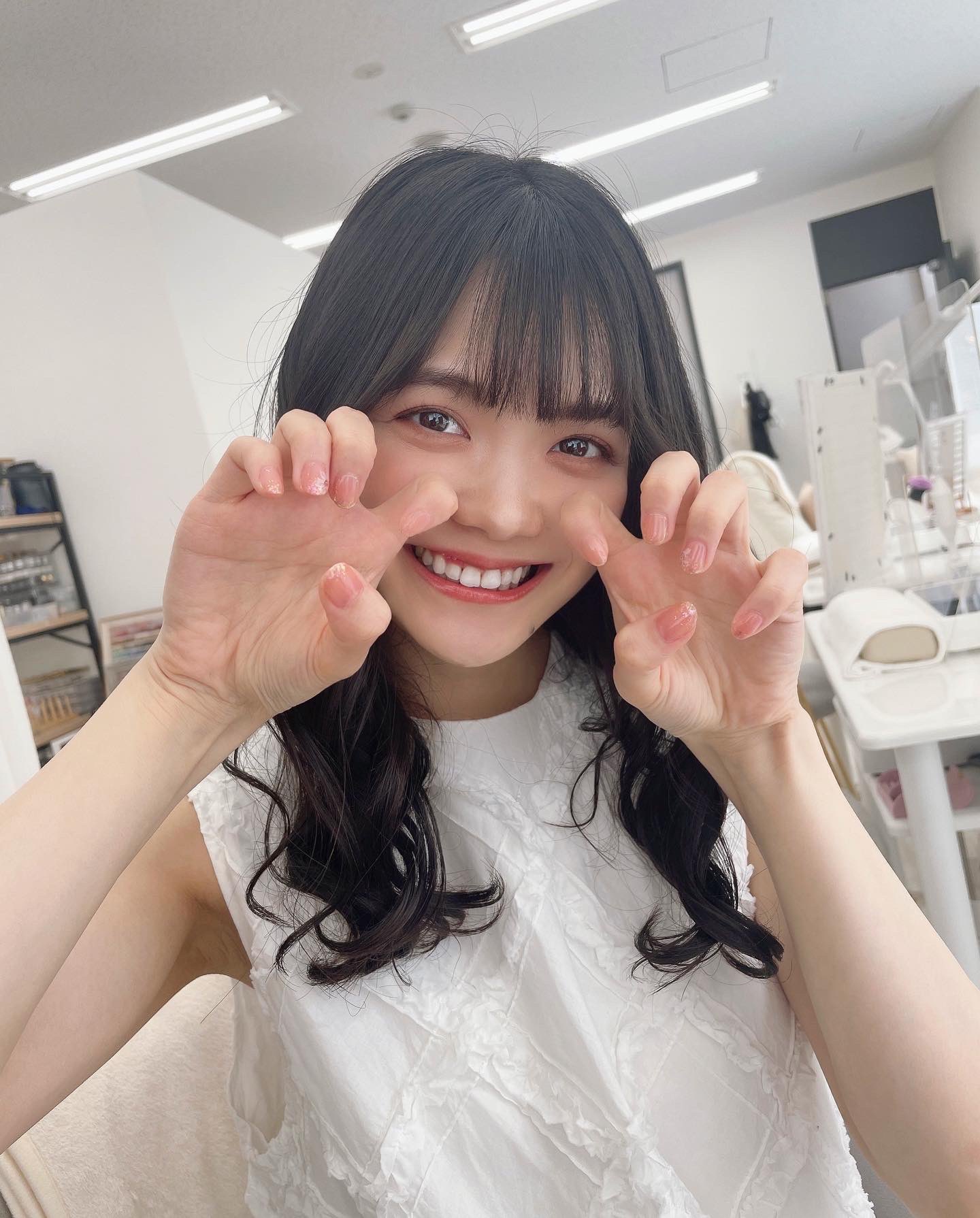 辻良美 ネイルサロンのwebcmのお仕事で 人生初ジェルネイルしたよ 他の仕事に支障が出ない様 薄ピンクでナチュラルにしてもらった はぁ 指先見るだけでルンルン ジェルネイル Webcm 撮影 オフショット ネイルサロン 女優 T Co