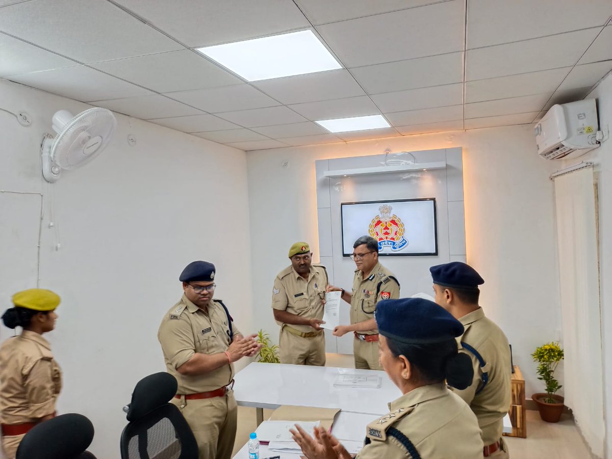 east_dcp's tweet photo. #DCPEast @AmitKAnandIPS के निर्देशन में #OperationClean के अन्तर्गत थाने पर पड़े वाहनों के निस्तारण में उत्कृष्ट कार्य करने वाली थाना आशियाना की टीम को #CPLucknow @dhrubthakur द्वारा सम्मान��त किया गया। थाना आशियाना द्वारा 154 वाहन कीमत ₹ 1,73,000 की नीलामी कराई गई।
#UPPolice https://t.co/LWHopVNAke