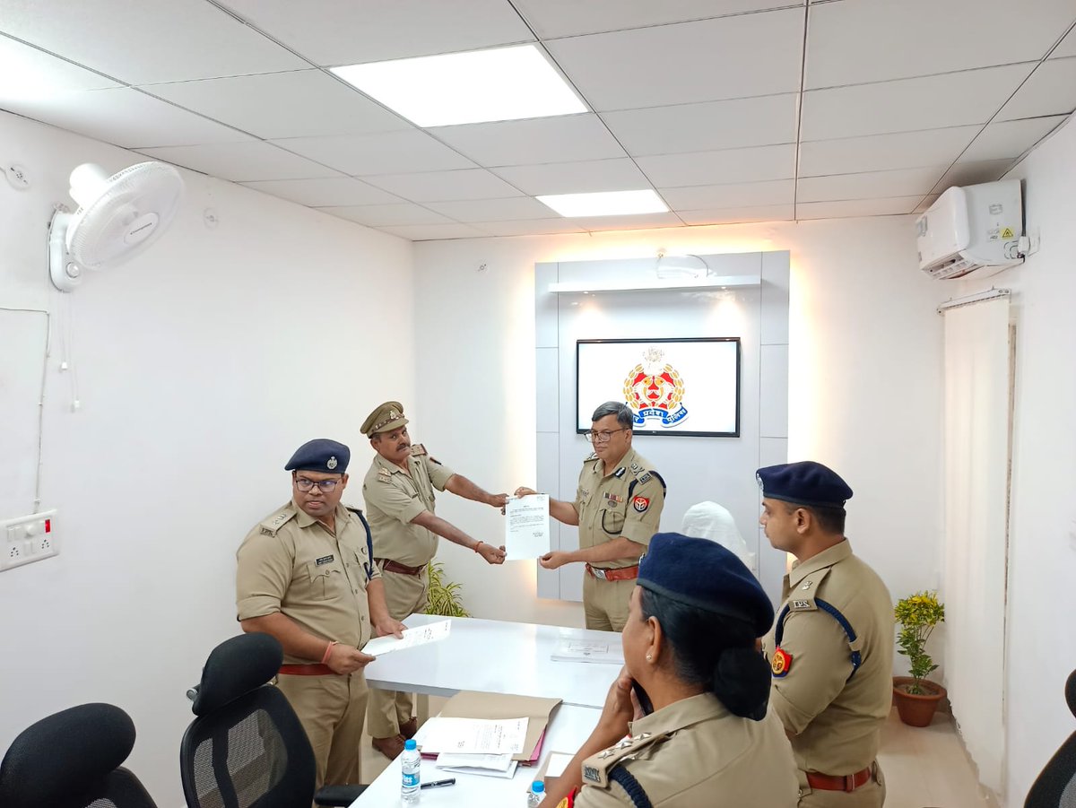 east_dcp's tweet photo. #DCPEast @AmitKAnandIPS के निर्देशन में #OperationClean के अन्तर्गत थाने पर लम्बित मुकदमाती मालो के निस्तारण में उत्कृष्ट कार्य करने वाली थाना चिनहट की टीम को #CPLucknow @dhrubthakur द्वारा सम्मानित किया गया।टीम द्वारा वर्ष 2006 से 2019 तक 134 मुकदमो की शराब को नष्ट कराया गया। https://t.co/JC0efMF2hu