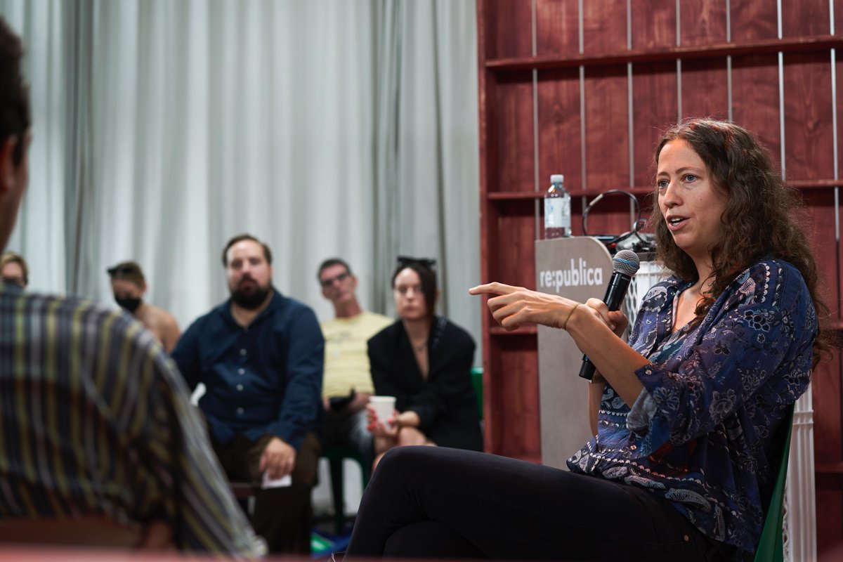 Die #txt22 ist eröffnet! Panels, Workshops und Talks – im Glashaus und am Badeschiff auf der Strandbühne. ☀️ Am 4. Tag der #rp22 feiern wir das lebendige Wort!