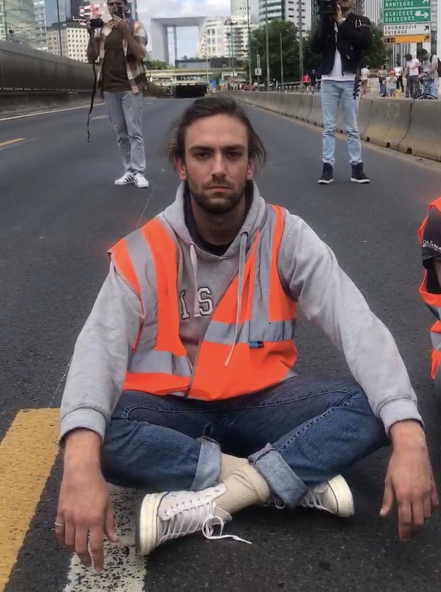 Depuis 50min, un groupe de 7 citoyens et citoyennes bloquent une route pour une demande simple : La rénovation énergétique des bâtiments. 

Une mesure sociale, écologique. Bon pour l’emploi et la planète. 

#1020jours #DerniereRenovation