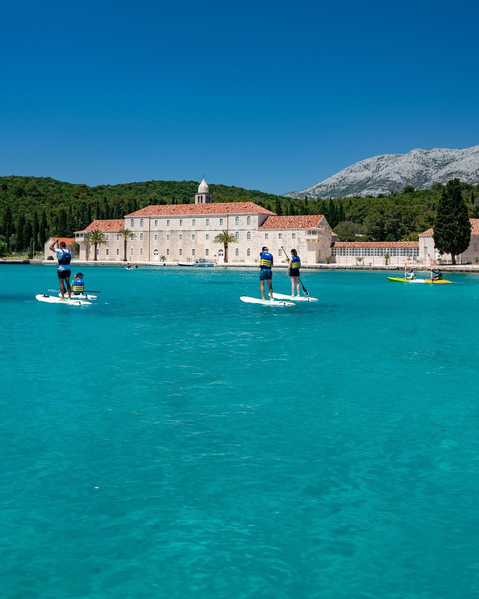 The crystal-clear sea, a magical coastline, historical landmarks, amazing food to die for, and great wine....🧡💚Korčula 

#CroatiaYourLifeTimeExperience #Korcula #Badija #paddleboarding #adriaticsea #summer2022 #Holiday #Croatia #visitkorcula #korculaisland

📸 <a href="/JonBurkholz/">Jon Burkholz</a>