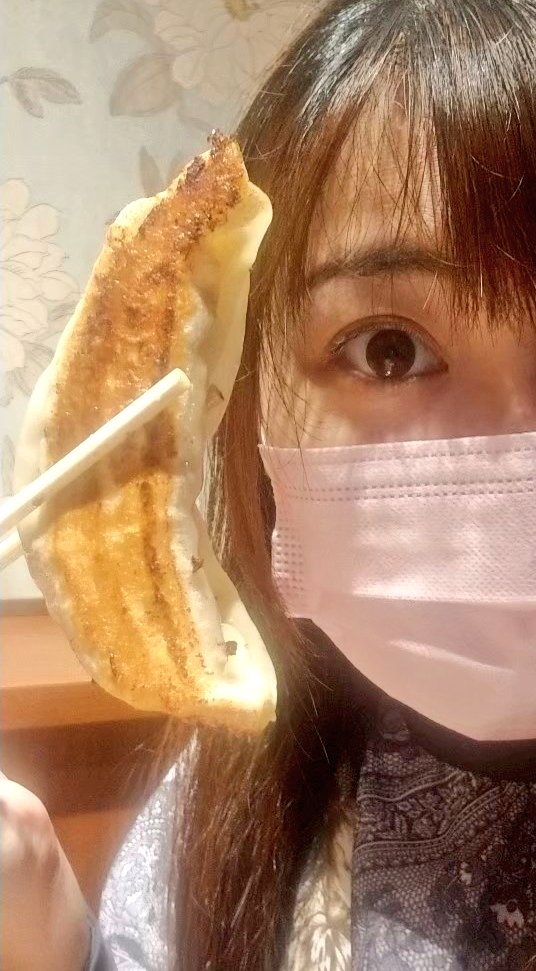 lalas_ark's tweet photo. 【天龍／銀座】
久々行った！路面店からビル中に移転してたんだね。昔の老舗の中華料理屋みたいな店内も趣あって好きだったけど。相変わらず餃子美味しかった～！外カリッ皮もち中のお肉がぎゅうぎゅうでじゅわっと肉汁したたる感じ(*´﹃｀*)バナナサイズの大きさも大満足。#今日も酒 https://t.co/Jm5KGvV01z