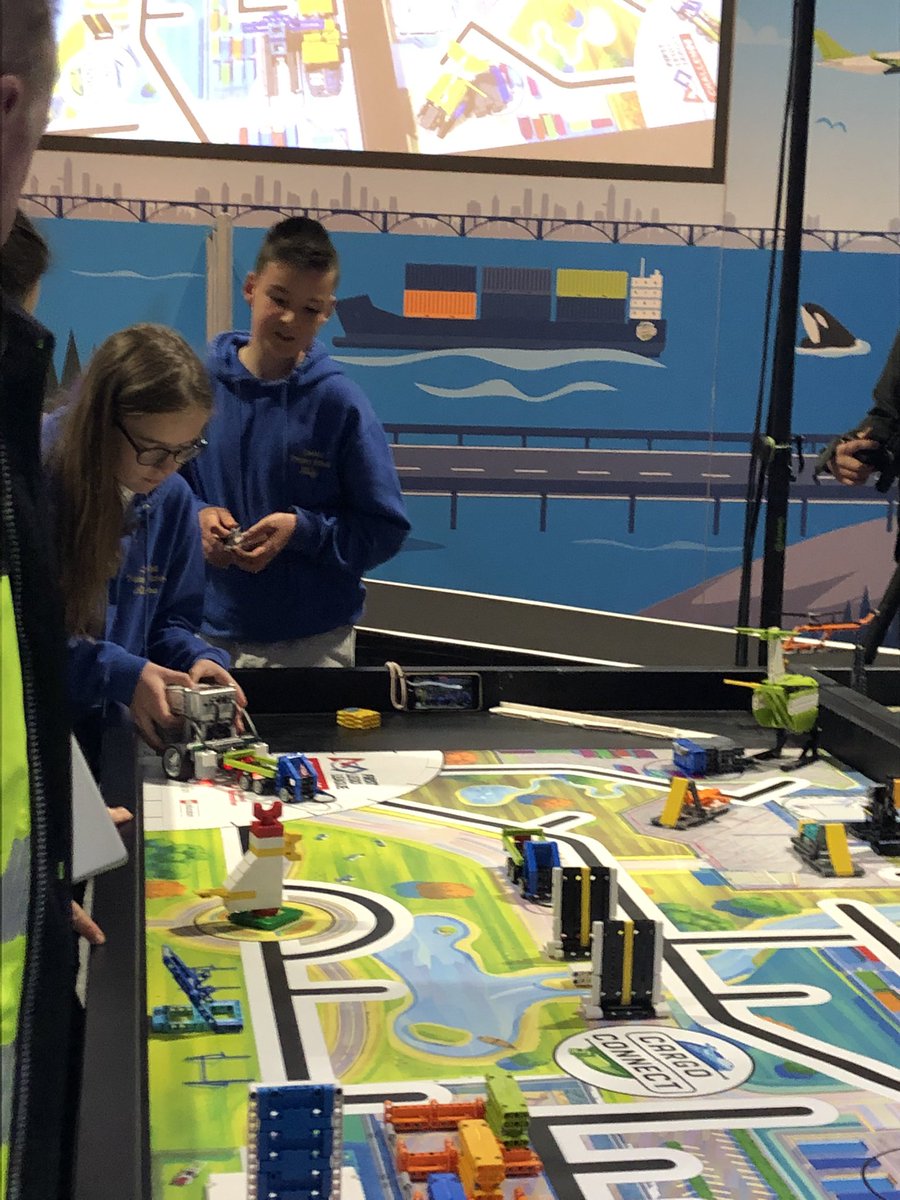 Mrs_C_Stephens's tweet photo. @FLLUK @Clerkhillschool Keeping cool, calm and collected at the robot table. 😎#CARGOCONNECT https://t.co/3GThR0xRoC