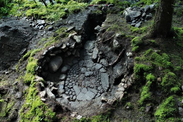 LSweathouse's tweet photo. This year’s project is associated with the first research excavations undertaken on #Irelands #Sweathouses (supported by the @RoyalIrishAcademy and @Leitrimcoco). This allows us see the floors that are otherwise covered by collapse. Here is a mix of cobbled and flagged surface https://t.co/TcwMhufpvG