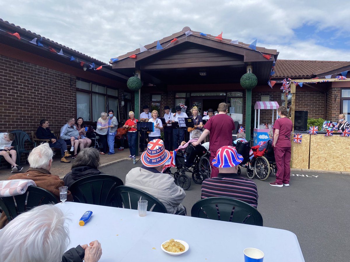 ThorntounCH's tweet photo. Everyone loved the fantastic ukulele band that helped us celebrate! https://t.co/t2BzVbwfKO