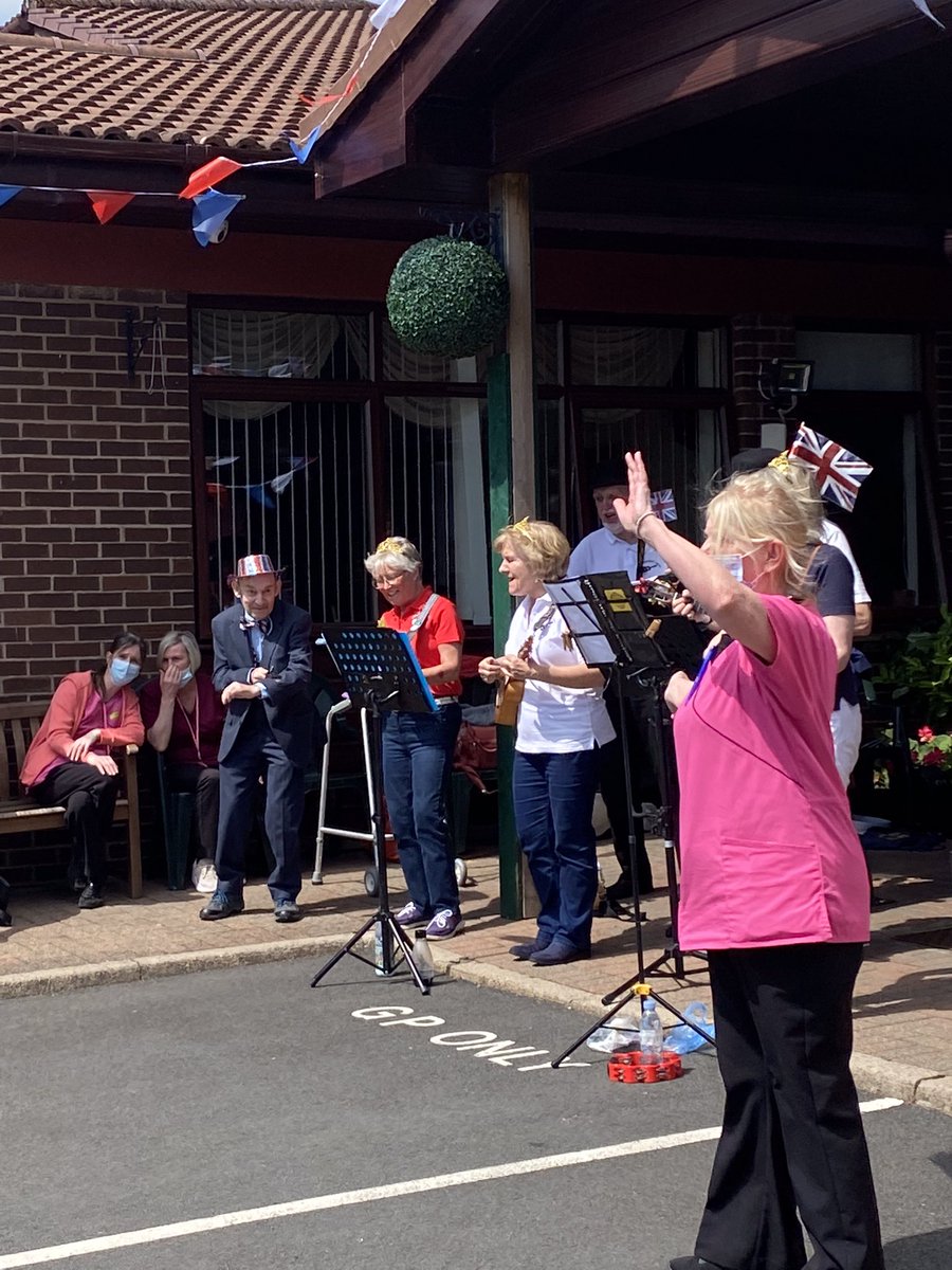 ThorntounCH's tweet photo. Everyone loved the fantastic ukulele band that helped us celebrate! https://t.co/t2BzVbwfKO