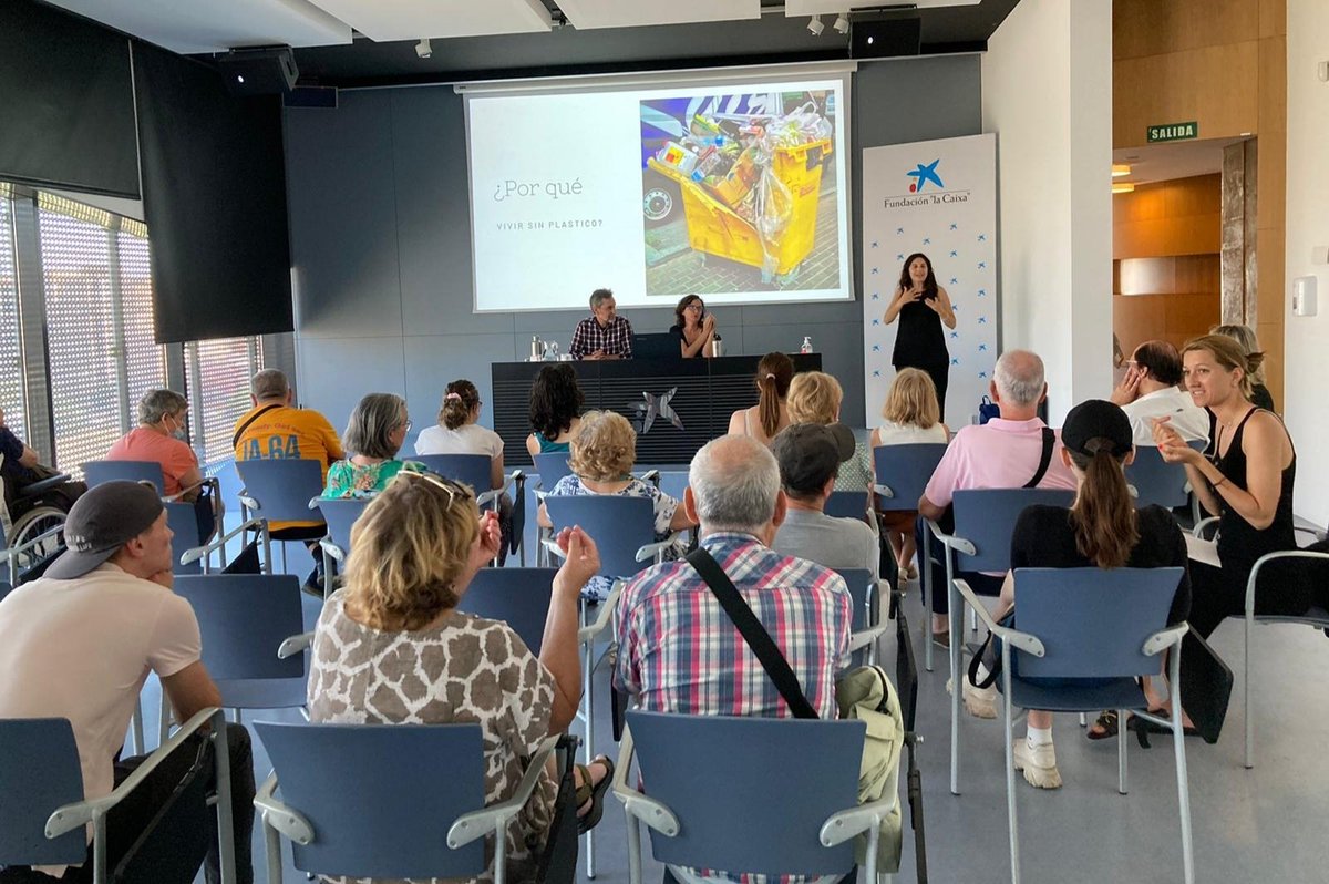 JuntosAs's tweet photo. Hoy charla con @Vivirsinplastic en @CaixaForum #Zaragoza con @AszaAragon @somosatades. Gracias a @munozpescador y al #voluntariado de @caixabank. Alianzas interesantes por el #medioambiente y la #inclusiónSocial https://t.co/dScwa5Yj9M