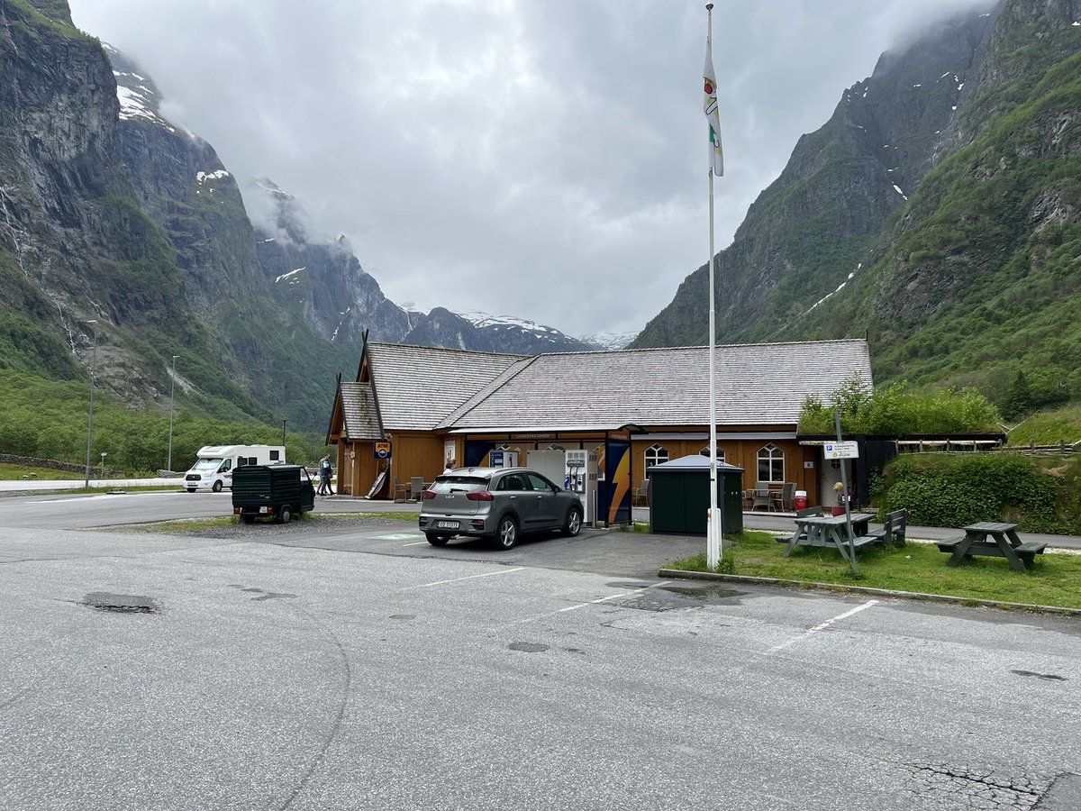 ozpaulfox's tweet photo. Looking forward to attending #EVS35 in Oslo next week.  Three days in Norway has shown me that a resource rich nation can flip the switch to electric cars. EV are 20% of cars on road and 80% of new sales. @EvieNetworks @EVS35_ https://t.co/T0ETJ4GZQC
