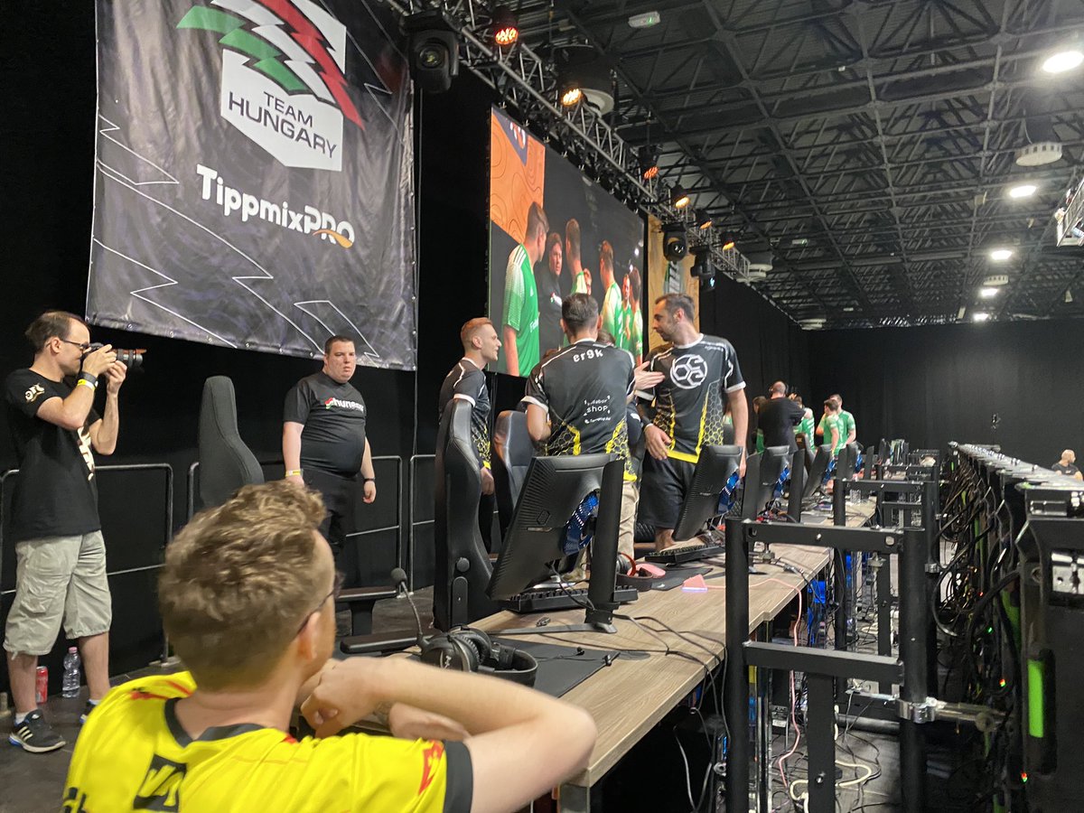 esport_bee's tweet photo. Megvan az első meccs!!!
GG @IlleSpirit brutál izgalmas volt!
Jók voltatok srácok!
@er9k_koncsok @KoncsokE @pmkzie @nesstcsgo @s1cklxrd
#bee_esport #bee_csgo https://t.co/g6cABmFgAG