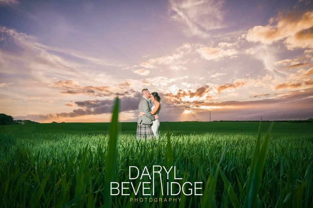 BeveridgeDaryl's tweet photo. Last night's lovely sunset at Sara &amp; Cameron's wedding, there was a lovely rainbow on the other side of the sky but we were 5-10 minutes too late as the clouds started to form around it but you cannot complain when the sunset is this gorgeous. https://t.co/UcXUEtIYOM
