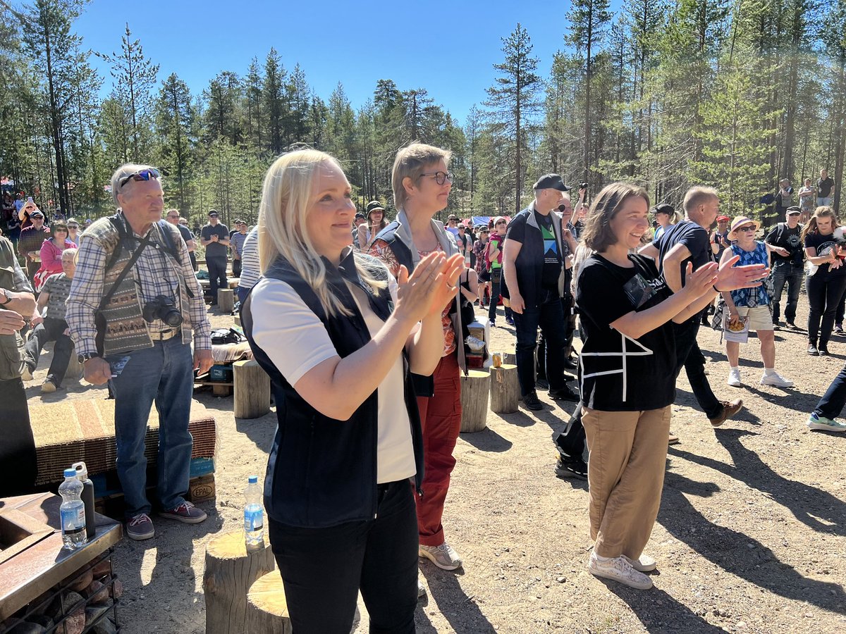 Terveiset Sallasta! Täällä juhlitaan Suomen nuorimman kansallispuiston avajaisia upeassa kesäsäässä. Sallan päiväkotilasten tanssiesitys sai isot aplodit ministereiltä 
<a href="/MariaOhisalo/">Maria Ohisalo</a> ja <a href="/MikkonenKrista/">Krista Mikkonen</a> 

#SallanKansallispuisto #Kansallispuistot #metsähallitus