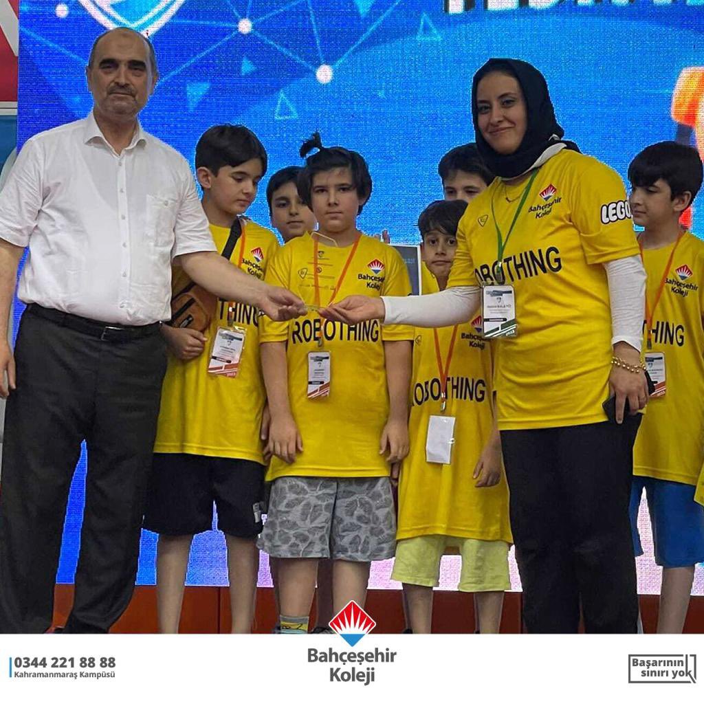 bahcesehirmaras's tweet photo. Kahramanmaraş Robotik ve Teknoloji Festivalinde 3. olan “Robothing” takımımızı kutlar, öğretmenlerimizi tebrik ederiz.

 #kodlamarobotik #kahramanmaraşbahçeşehirkoleji

@osmandingis @mehmetsanalocak @bahcesehir_k12 https://t.co/4OPoX0NowQ