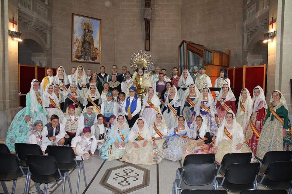 FallaBSR's tweet photo. Dumenge passat, nostres representants majors acudiren al tradicional besamans a la Verge dels Desamparats, acompanyant a @benicampa
#Falles2023 #JuntsMolemMes #Maredeueta https://t.co/1eVl99KEnZ