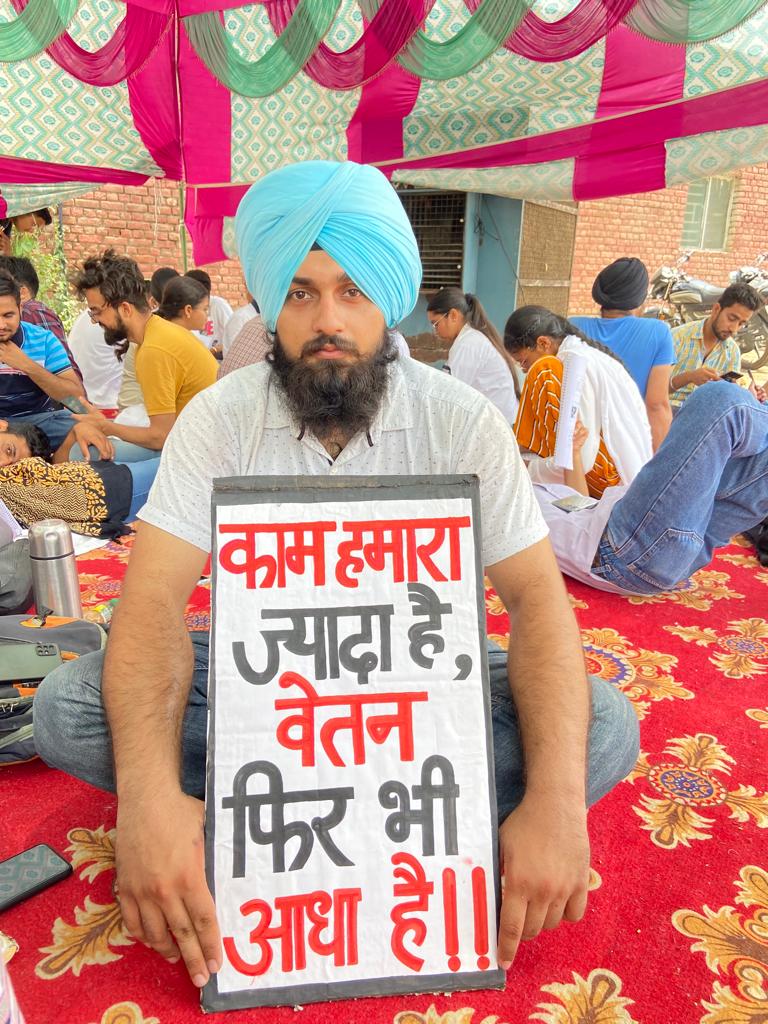 Day-6 of protest for #IncreaseInternshipAllowance from 6200/- to 17000/- per month
#Gadvasustudentsonstrike
#gadvasuvetunion 
#IncreasePgFellowship
<a href="/BhagwantMann/">Bhagwant Mann</a> <a href="/kdhaliwalaap/">Kuldip S Dhaliwal</a> <a href="/HarpalCheemaMLA/">Adv Harpal Singh Cheema</a> <a href="/PMOIndia/">PMO India</a> <a href="/narendramodi/">Narendra Modi</a> @Murugan_MoS <a href="/CMOPb/">Lucky Singh</a> <a href="/AmitShah/">Amit Shah</a> <a href="/bbcnewspunjabi/">BBC News Punjabi</a> <a href="/PrimeAsiaTV/">PrimeAsiaTV</a>