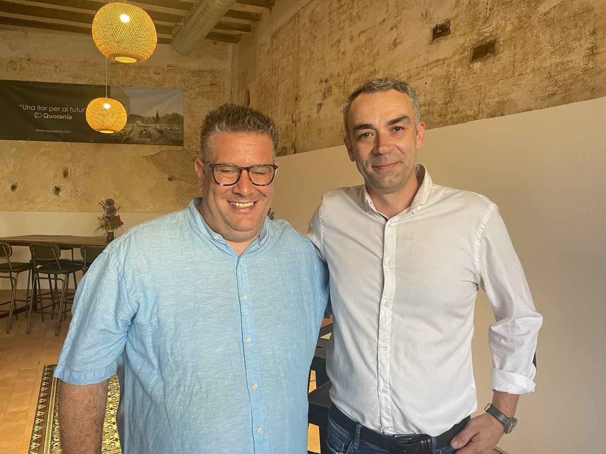 albert_sales's tweet photo. Ahir es va donar el tret de sortida del #TastTiana2022 amb el pregó del chef Victor Quintillà del restaurant Lluerna de Santa Coloma de Gramenet. 

Una intervenció carregada de simbolisme i reivindicació del producte Km.0 com a eina per lluitar contra el canvi climàtic. ❤️🌍 https://t.co/iRAYg8QEnz