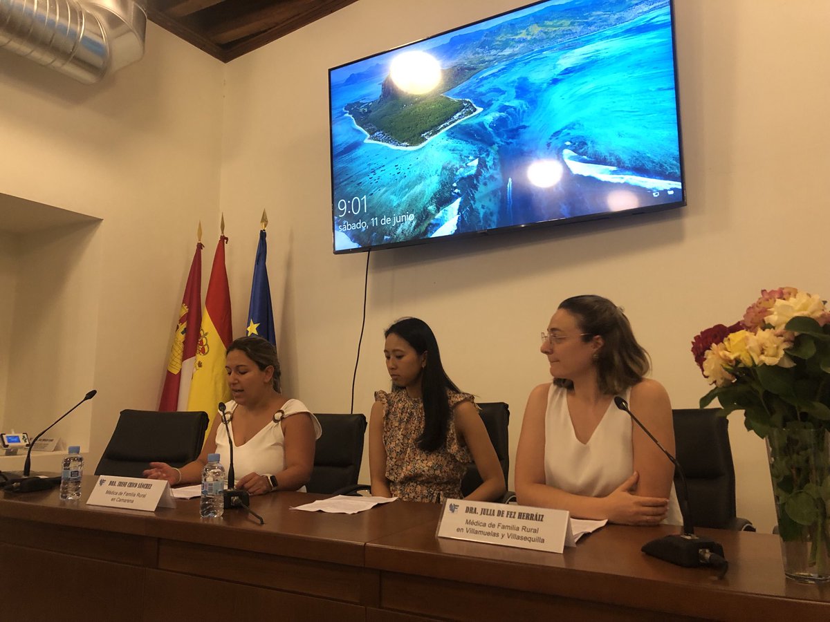 Con puntualidad “gervasiana”, ⁦<a href="/irene_chico/">Irene Chico</a>⁩ ⁦<a href="/Julia_dFH/">Julia FH</a>⁩ y Pirong Chen Ye, abren la mañana del sábado del #siapToledo hablando de cómo atendemos a l@s pacientes con síntomas inexplicables médicamente. Orgullo de tutor!!