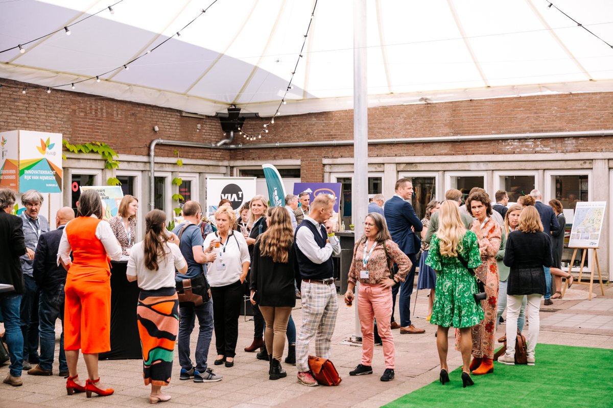 We kijken terug op een succesvol eerste #regiocongres. Dankbaar voor alle gesprekken en input van bijna 300 bezoekers. Blij en trots op de positieve feedback.
Een middag vol inspiratie, ontmoeting, kennisdeling, humor, sterke inhoudelijke bijdragen in de werksessies.