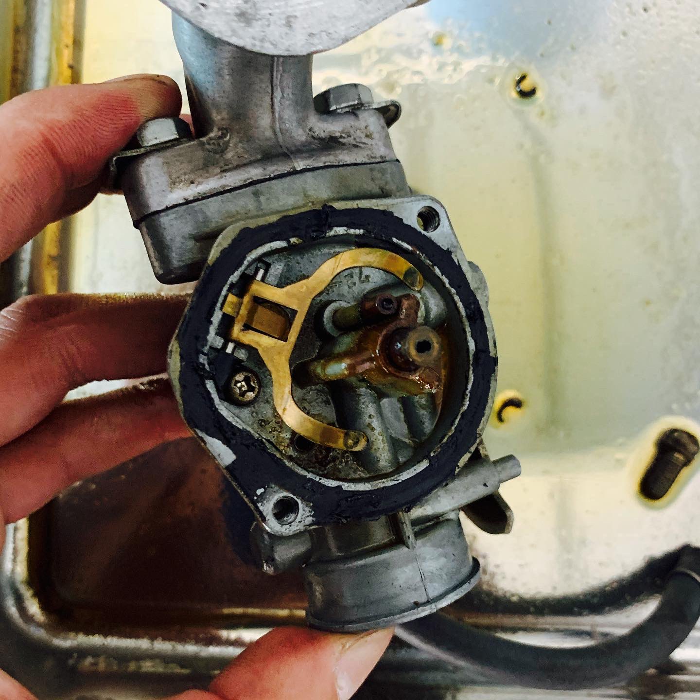 Ko Hey モンキー整備 以前買い取ってきたモンキーちゃん 外装はキレイだけど 前後タイヤパンクにエンジンかからない とりあえずタイヤ取り外して部品待ち キャブも開けてみたらガソリンの腐った匂いが 入念に綺麗にしてとりあえずエンジンかかるか