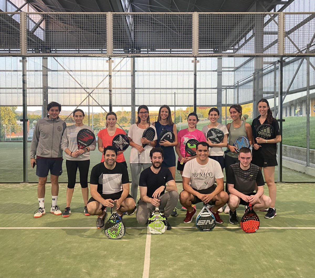 Alumnado de la Escuela de Pádel disfrutando y compitiendo en el Pozo de junio

@unavdeportes