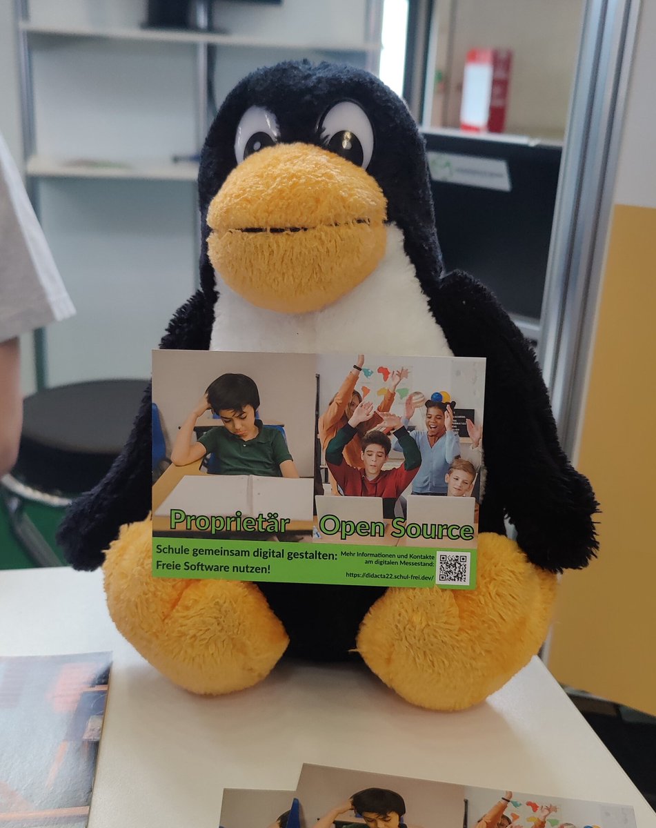 Heute muss alles raus – besonders unsere Postkarten zu digitaler Souveränität. Nehmt sie mit, verteilt sie im Lehrerzimmer, tapeziert die Lehrertoiletten ;)!

Oder kommt einfach zum Austausch vorbei.

#didacta #twlz #twitterlehrerzimmer