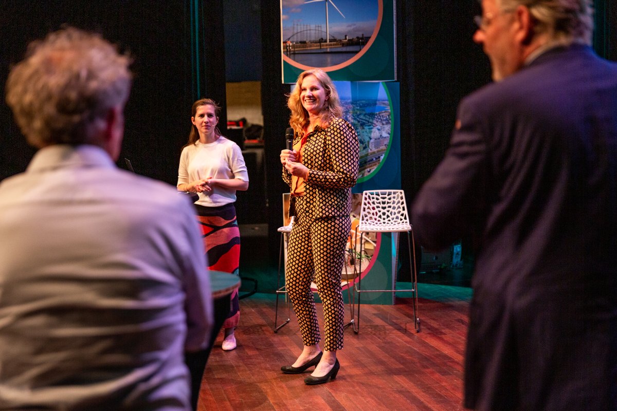 Op het #regiocongres begeleidde dagvoorzitter Lucien <a href="/vanriswijk/">Lucien van Riswijk</a> het publiek door het programma. Eerst een mooie reflectie van Floris Alkemade over de kunst van richting te veranderen. Waarna cabaretier Pieter Derks het op erg humorvolle wijze had over de Groene Metropoolregio.