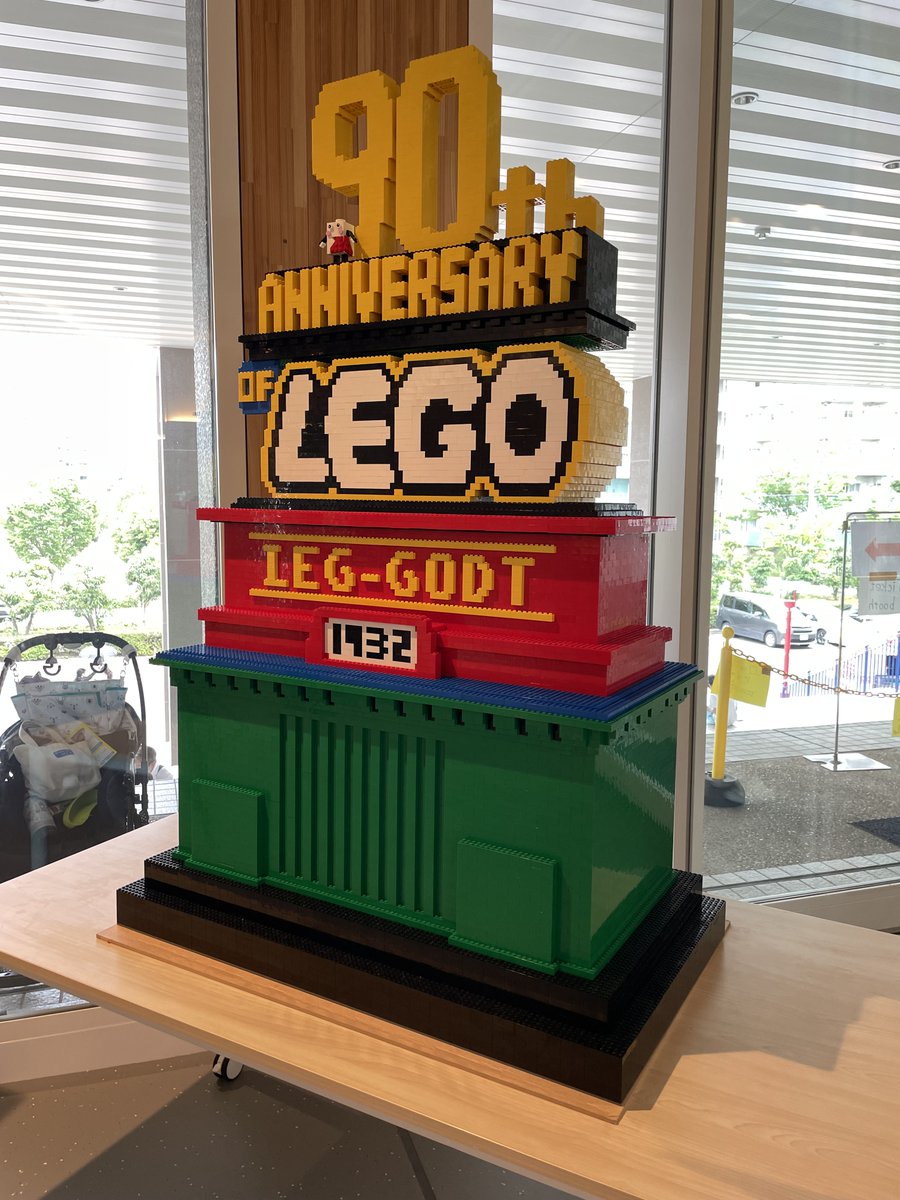 LEGO_Group_JP's tweet photo. 明日6/11(日)まで開催！ 

Japan Brickfest2022では、ビルダーのみなさんの素敵な作品の数々が展示中！

レゴ グループ90周年を記念したオーナメントは、制作金3日間、約2万ピースを使用した大作

📷AmpereさんとEdwin Knight（KLUG) さんの作品

#JBF2022

https://t.co/yh1Ng3IXri https://t.co/fGKiLKBSET