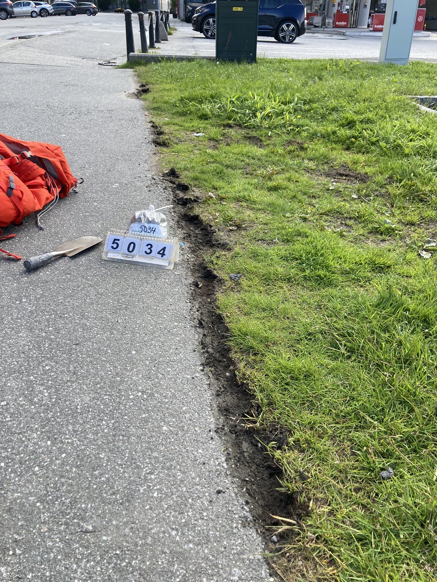 UrbangeoN's tweet photo. Hvor frisk er vår #byjord? Seksjon for #Samfunnsgeologi @NGUgeology kartlegger #Ålesund med tanke på folkehelse og det #urbane #miljøet vi bor i. Resultatene vil gi oss innsikt i hvilke utfordringer #byer står ovenfor og #tiltak som bør iverksettes. #Geologisk #kartlegging #felt https://t.co/KkuaWEDcs8