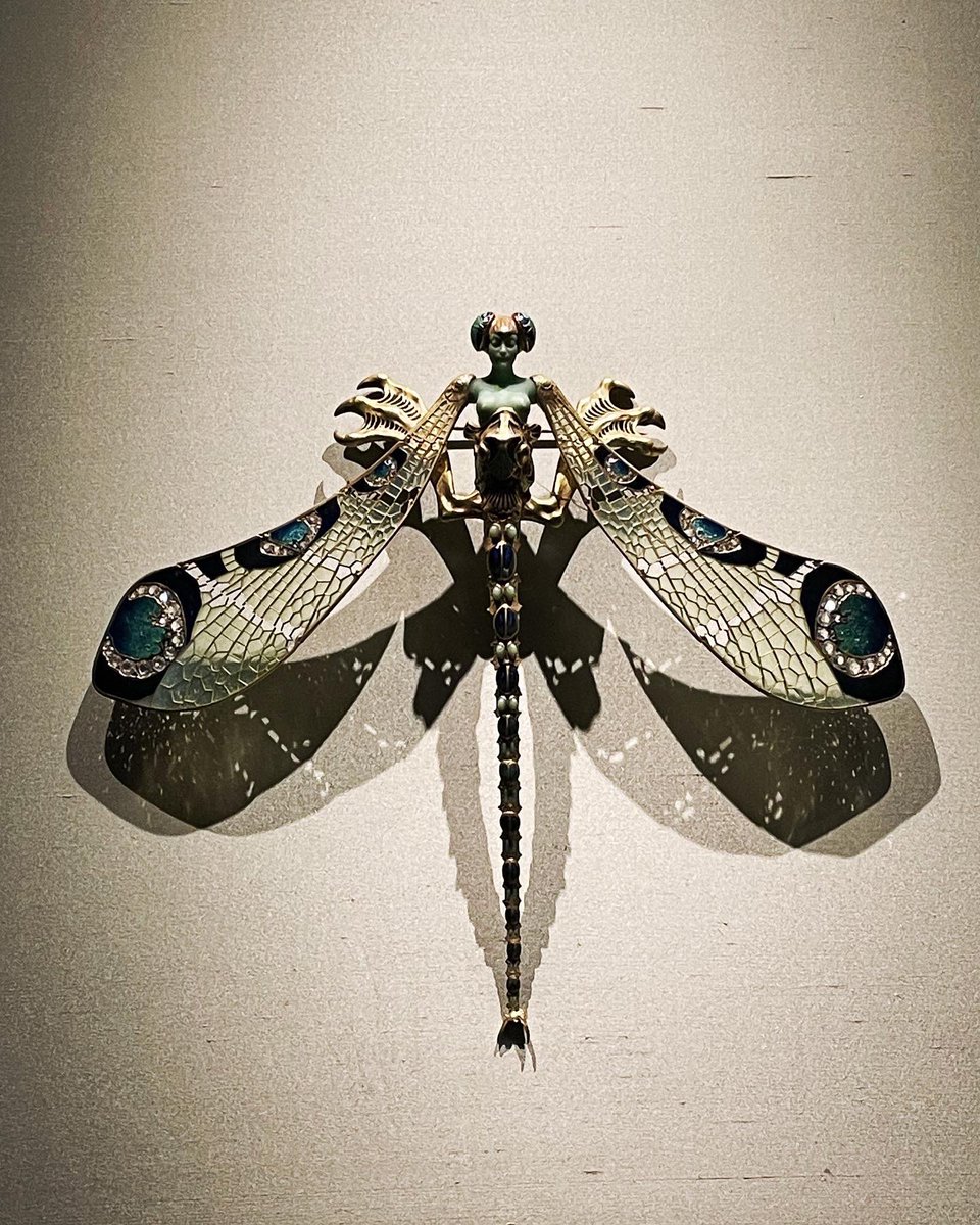 foy_katia's tweet photo. La magnifique collection de bijoux René Lalique du musée Calouste Gulbenkian à Lisbonne.
#histoiredelart #collectionprivée #renélalique #caloustegulbenkian https://t.co/uMMjZCOl22