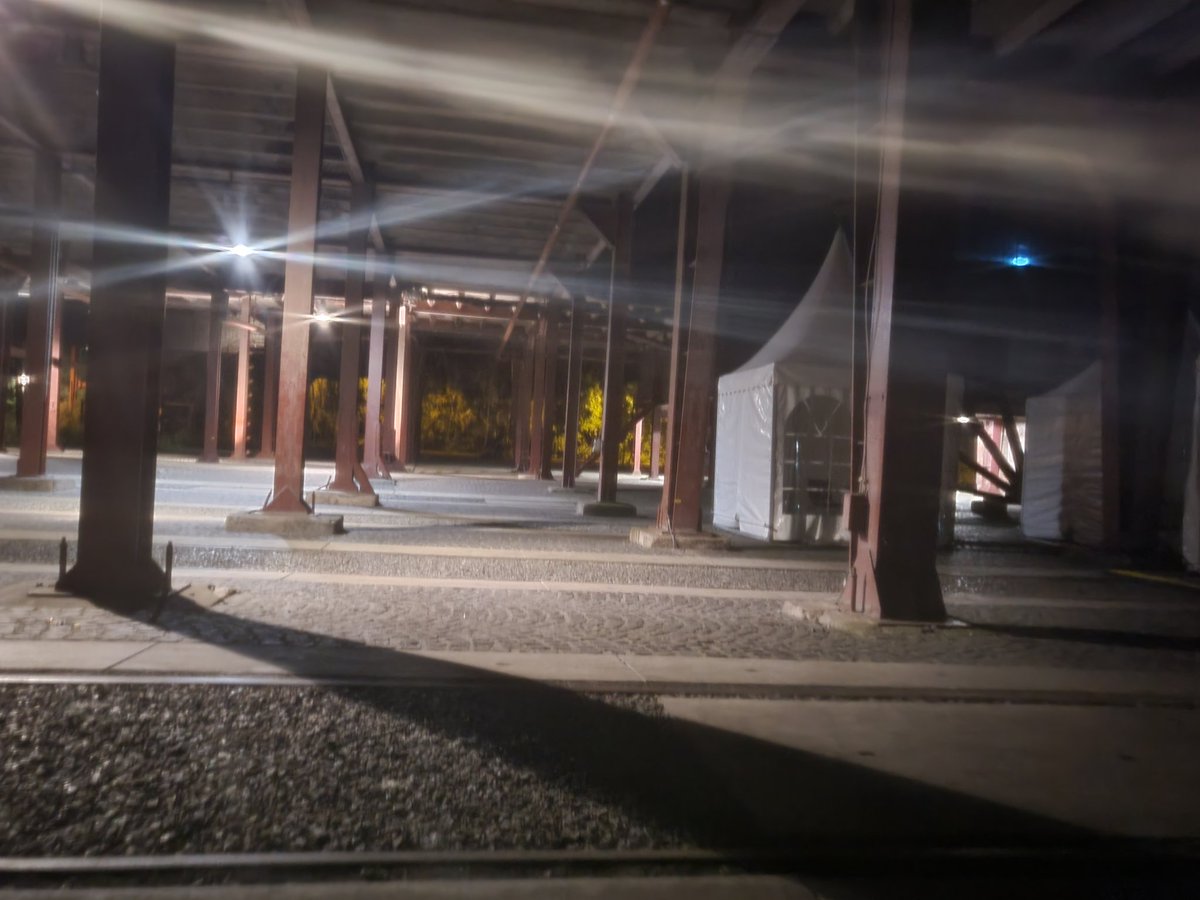 So, erster Tag auf der <a href="/ArtNGames/">Olli</a> war schon mal super. Die Nacht in der Hängematte sowieso. Zeche Zollverein in Essen ist eine Mega Location. Mal gucken wen ich heute hier noch so treffe.