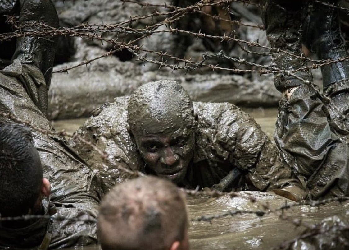AllaisF's tweet image. 🇫🇷Legion Etrangere.                   - Stage aguerrissement : les élèves-officiers pris dans le réseau de barbelés de la piste collective du #CEFE..
"Trouver les ressources pour en sortir…" 👊📷3e _rei
