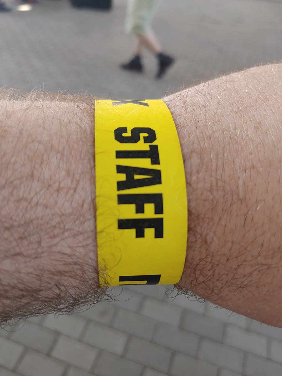 iskariotes's tweet photo. És már bent is vagyok. Bár staffos ez a fellépő karszalag. #ComicConBudapest https://t.co/Oy6A39OHaV
