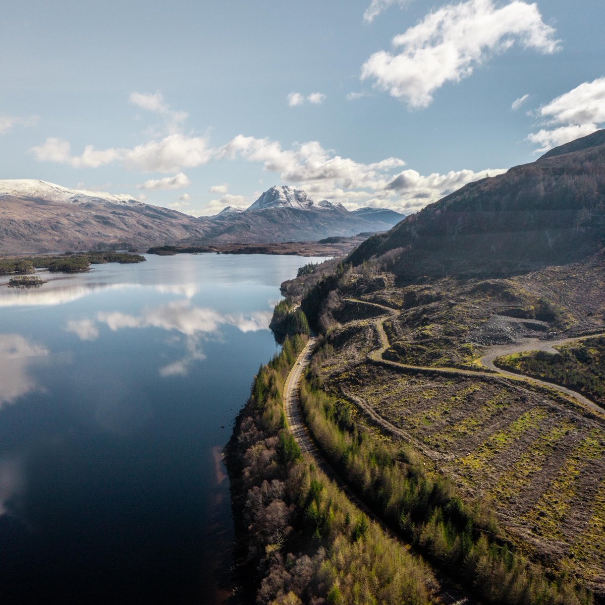 NorthCoast500's tweet photo. Did you know that Loch Maree is the largest loch north of Loch Ness? The islands within the loch are home to remnants of ancient Caledonian Pinewood dating back 8000 years. Some of the Scots Pines here are over 350 years old 😮
#NorthCoast500 #NC500 #Scotland #VisitScotland https://t.co/mcq9liZv05