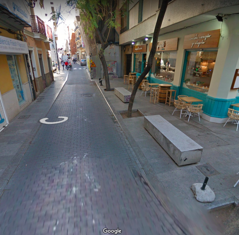 AmicsDelCarme's tweet photo. Abans i després.
@urbanismevlc retira 2 bancs per descansar les 🚶persones i 1 arbre.🌳
a)Per augmentar la comoditat a les terrasses?
b)Per construir una #NovaNormalitat pitjor que l'anterior?
@joanribo @SanGomezLopez @sergicampillo_ @BeamudLucia
Ah, diran que els han reubicat! https://t.co/iMQbJNybV6