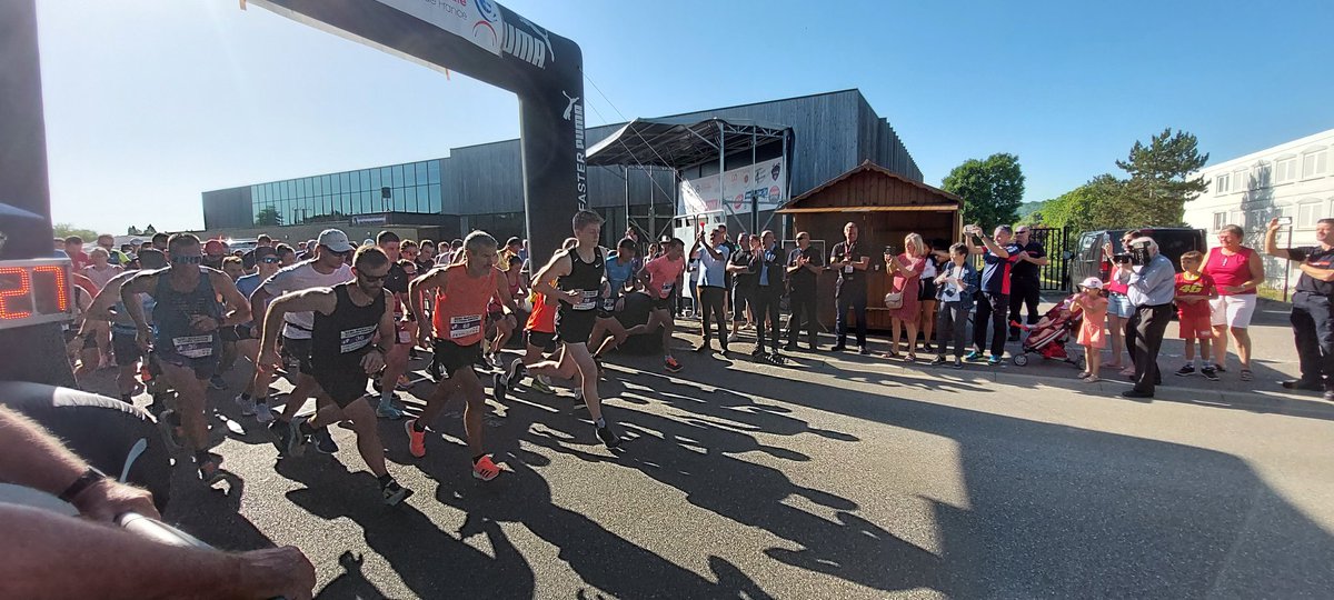 sdis67's tweet photo. Ce matin, départs semi-marathon et courses à #Rosheim donnés par @F_Bierry #PCASIS67, Michel Herr, maire #Rosheim, Pascal Louvrier, repres. #FNSPF @PompiersFR, le lt Martial Seiller, président #UDSP67 et le cl Bruno Cesca, directeur adjoint du #SIS67 https://t.co/HuZnu4IOyJ