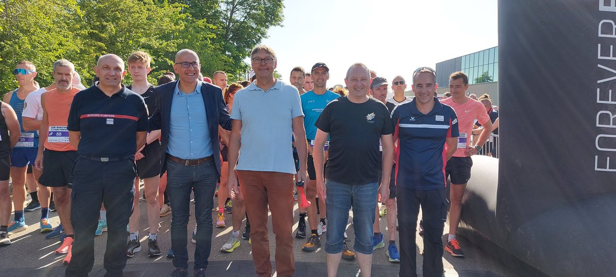 sdis67's tweet photo. Ce matin, départs semi-marathon et courses à #Rosheim donnés par @F_Bierry #PCASIS67, Michel Herr, maire #Rosheim, Pascal Louvrier, repres. #FNSPF @PompiersFR, le lt Martial Seiller, président #UDSP67 et le cl Bruno Cesca, directeur adjoint du #SIS67 https://t.co/HuZnu4IOyJ