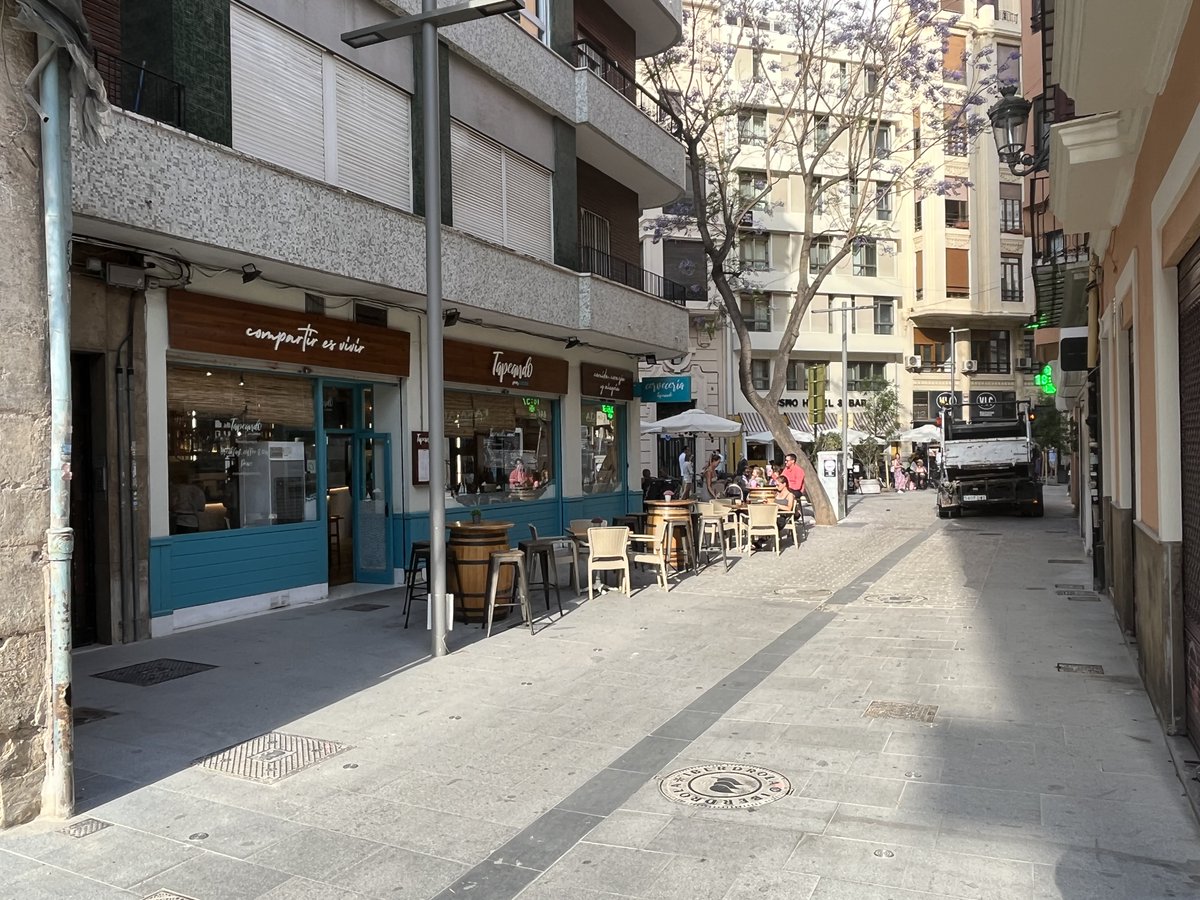 AmicsDelCarme's tweet photo. Abans i després.
@urbanismevlc retira 2 bancs per descansar les 🚶persones i 1 arbre.🌳
a)Per augmentar la comoditat a les terrasses?
b)Per construir una #NovaNormalitat pitjor que l'anterior?
@joanribo @SanGomezLopez @sergicampillo_ @BeamudLucia
Ah, diran que els han reubicat! https://t.co/iMQbJNybV6