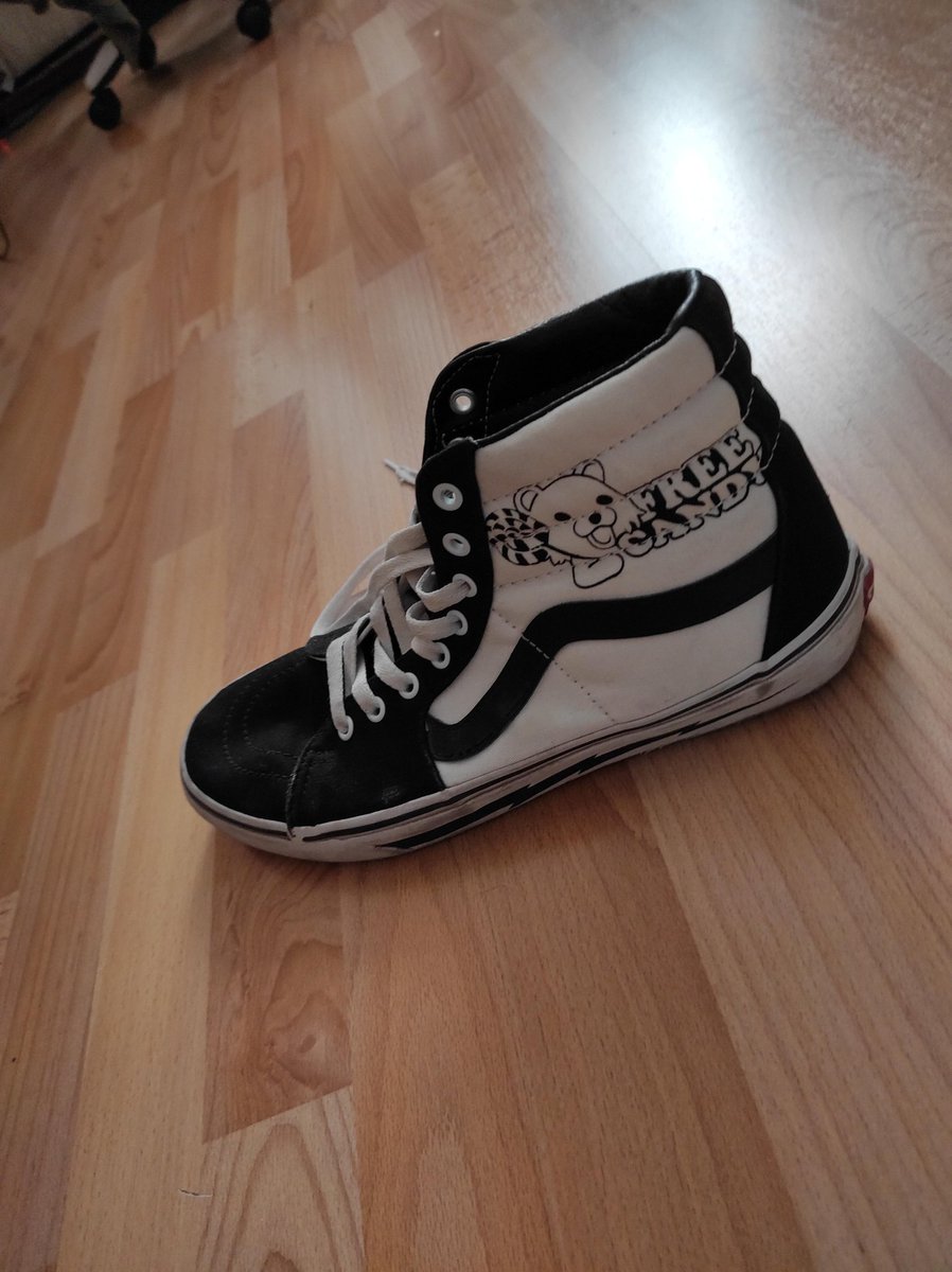 Stehecke's tweet photo. @DonnieOsullivan Hab gerade die neuste Folge TWHS gehört und der Free Candy Anfang hat mich irgendwie an meine Schuhe erinnert 🤣 https://t.co/jSFQDSVJOh