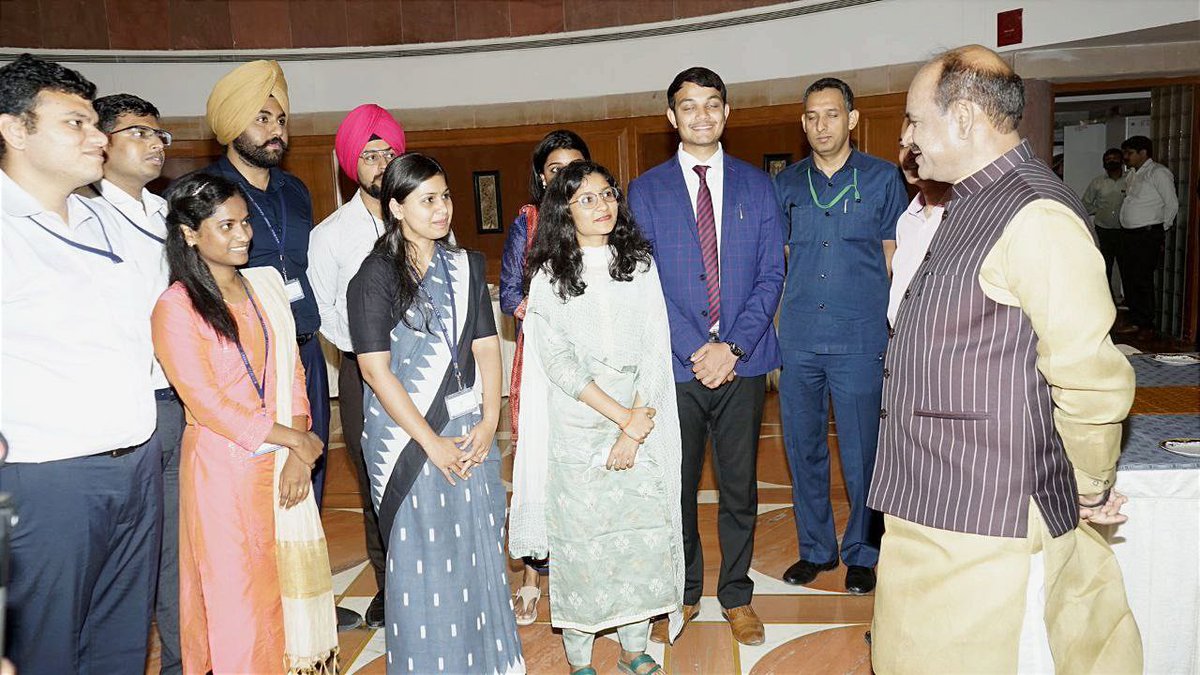 संसद भवन में भारतीय प्रशासनिक सेवा के प्रशिक्षु अधिकारियों को संबोधित किया। उनसे कहा कि #AzadiKaAmritMahotsav मनाते हुए अगले 25 वर्षों में हमें अनेक चुनौतियों का समाधान करना है। हमें सक्षम-समर्थ-आत्मनिर्भर भारत का निर्माण करना है, जिसमें युवा अधिकारियों की महत्वपूर्ण भूमिका होगी।