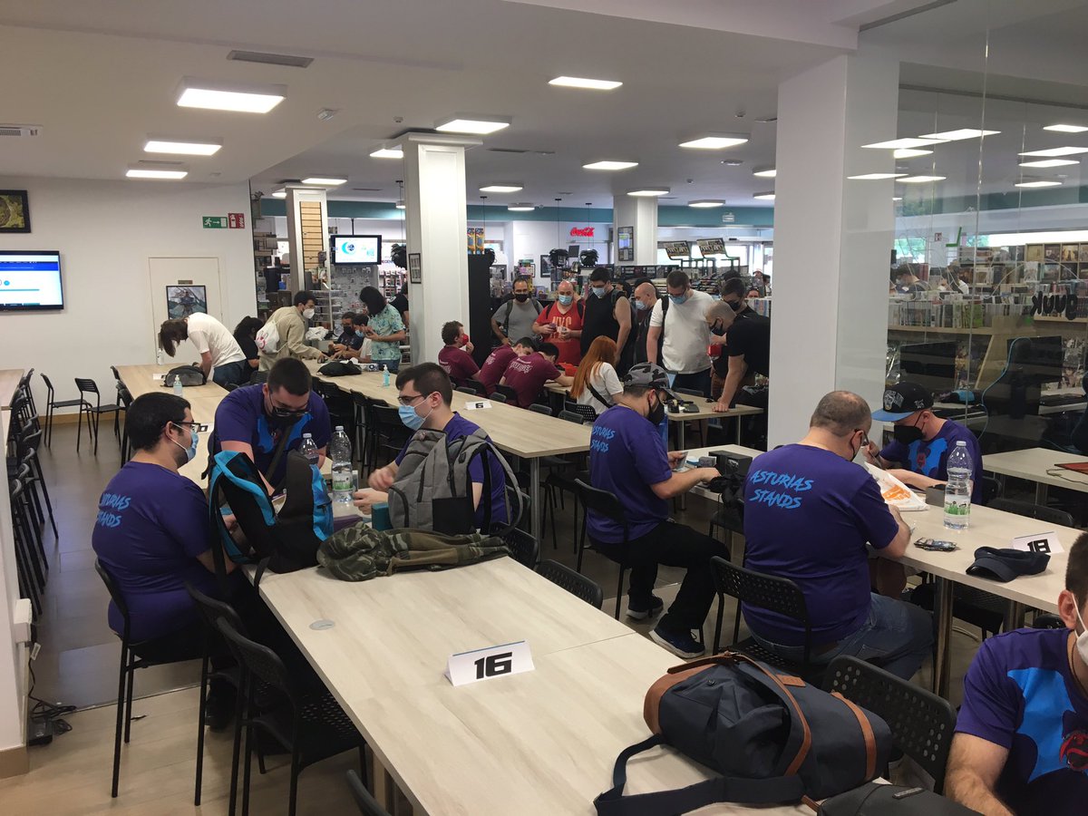 AsturiasStands's tweet photo. Aquí estamos, pasando por la poli de los decks, como si fuese una aduana oigan #CardfightVanguard #BushiroadSpringFest #BSFBilbao https://t.co/On0r68CS5f
