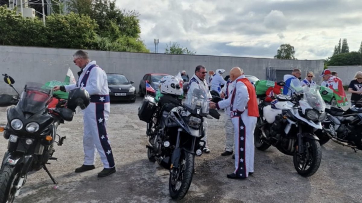 RIDECymru's tweet photo. KNIEVELS outside Wrexham FC for the 2022 Big Start in aid of @macmillancancer Over £35,000 raised! 🙌💚🏍⚽️🏴󠁧󠁢󠁷󠁬󠁳󠁿
Thanks @therealMickeyT as starter, @welshy1000 for location.
We return to outside @Wrexham_AFC again next year start on May 25 2023. Join us @VancityReynolds @RMcElhenney https://t.co/8VYP8mybIw