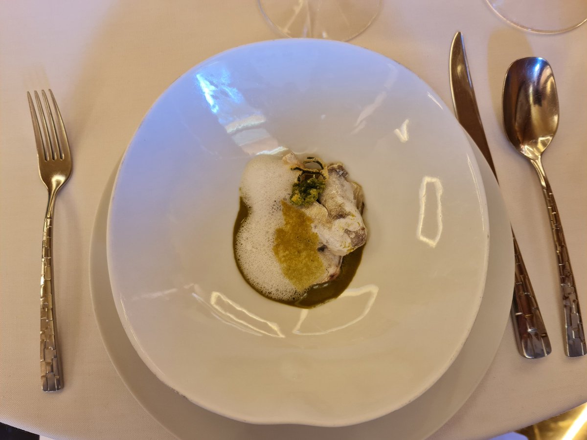 En <a href="/abarra_res/">Restaurante A' Barra</a> se puede disfrutar en un restaurante elegante en Madrid, con una cocina de técnicas y buen producto, una bodega con vinos de casi 900 referencias y una barra con un menú degustación único.