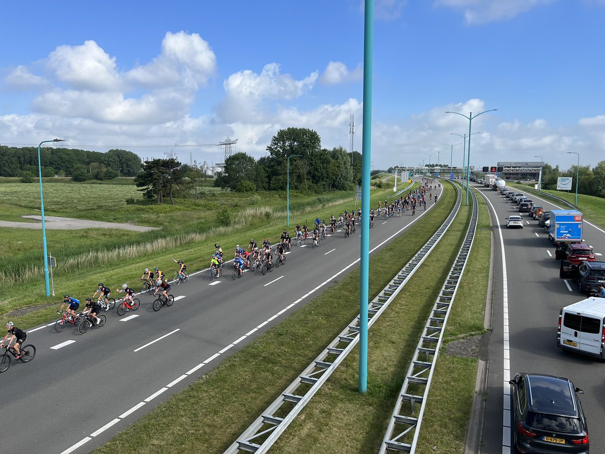 kdesplenter's tweet photo. De Delta Ride for the Roses door de Westerscheldetunnel. Heel eventjes in Zeeuws-Vlaanderen en dan weer terug naar ‘de overkant’. #omroepzeeland #deltaridefortheroses https://t.co/nitAJDio4O