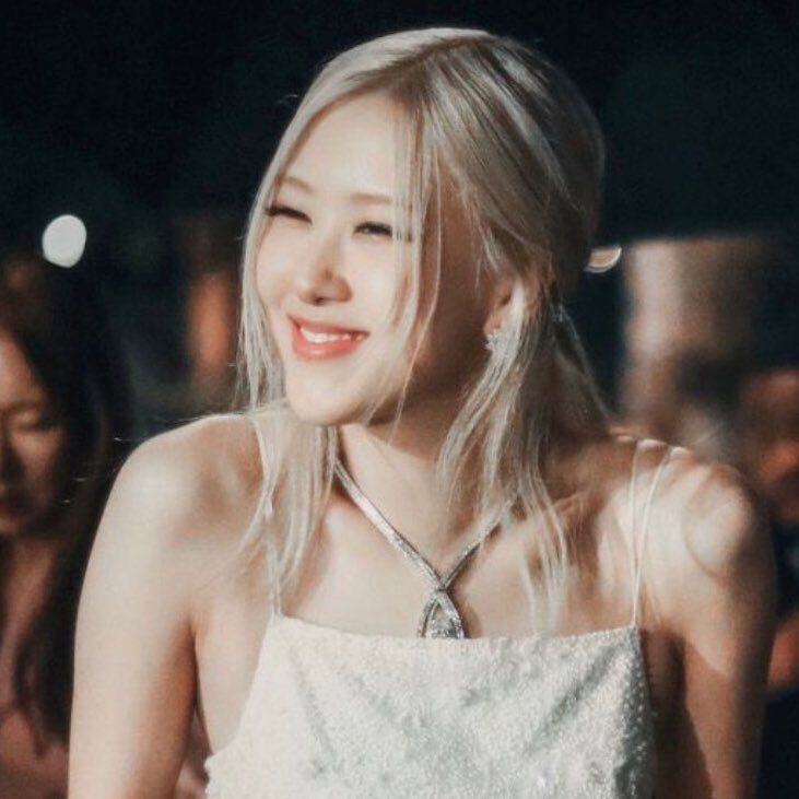 rosedailyupdate's tweet photo. Nothing’s changed except her black wig — #ROSÉ https://t.co/CRh0xVK30P
