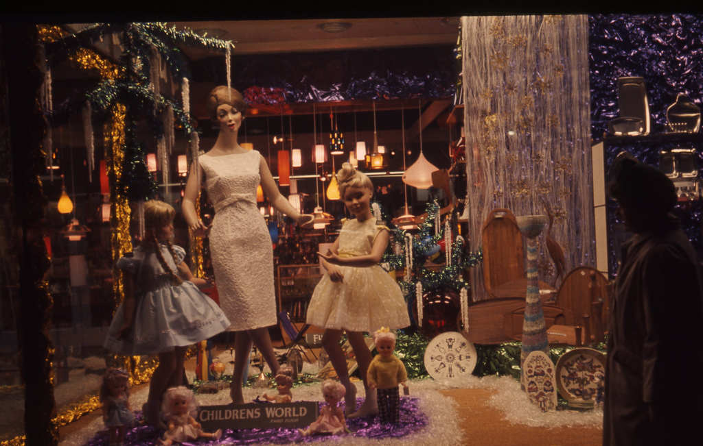 MuseumChistmas's tweet image. The Robert Sanderson Collection

This photograph shows the window of the Broadloom Mills shop in Newcastle upon Tyne, Grey Street. 
This is a 35mm slide. It was taken in 1963.
 Kindly donated to Tyne &amp;amp; Wear Archives &amp;amp; Museums.