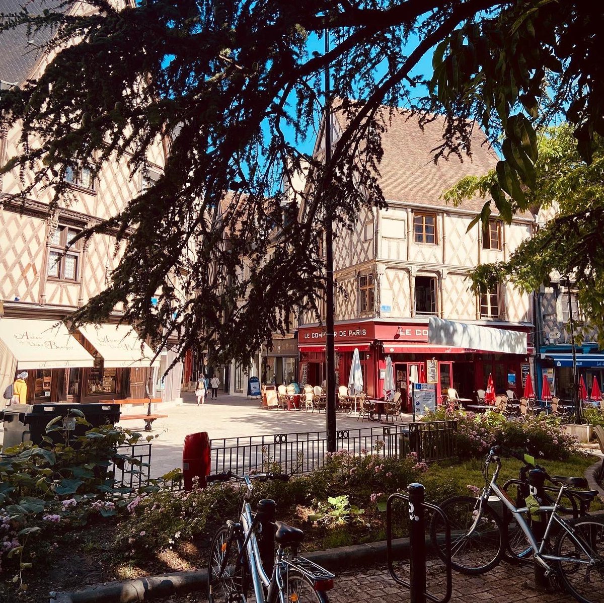 MonCherVelo's tweet photo. 😎 Quoi de mieux que le vélo pour aller en centre-ville de #Bourges et ses jambes pour continuer le chemin ? Il fait un temps magnifique aujourd’hui : pensez-y ! ☀️ https://t.co/DnC121NMjd