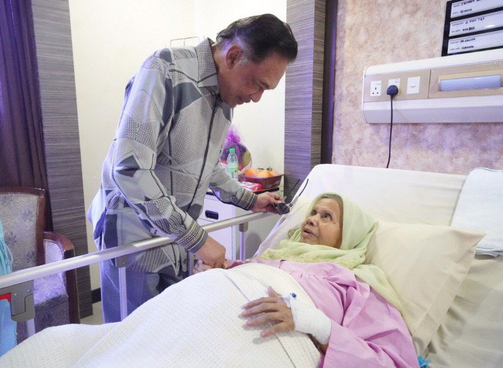 anwaribrahim's tweet photo. Ibu tiri saya, Fatimah Fakaruddin (Tok Bee) telah kembali ke rahmatullah pagi tadi selepas Subuh.

Mohon teman-teman mendoakan ruhnya diberikan tempat terbaik oleh Allah SWT dan urusan keluarga kami dipermudahkan. 

Al Fatihah. https://t.co/Dd8cLhurYO