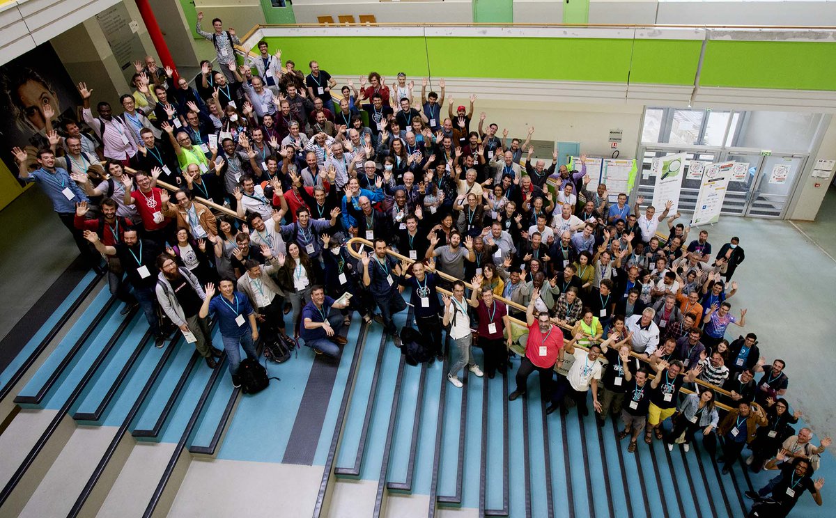 La traditionnelle photo de groupe du State of the Map France 2022 à <a href="/NantesUniv/">Nantes Université</a> – merci à la photographe de couteausuisseproduction.fr pour l'efficacité !