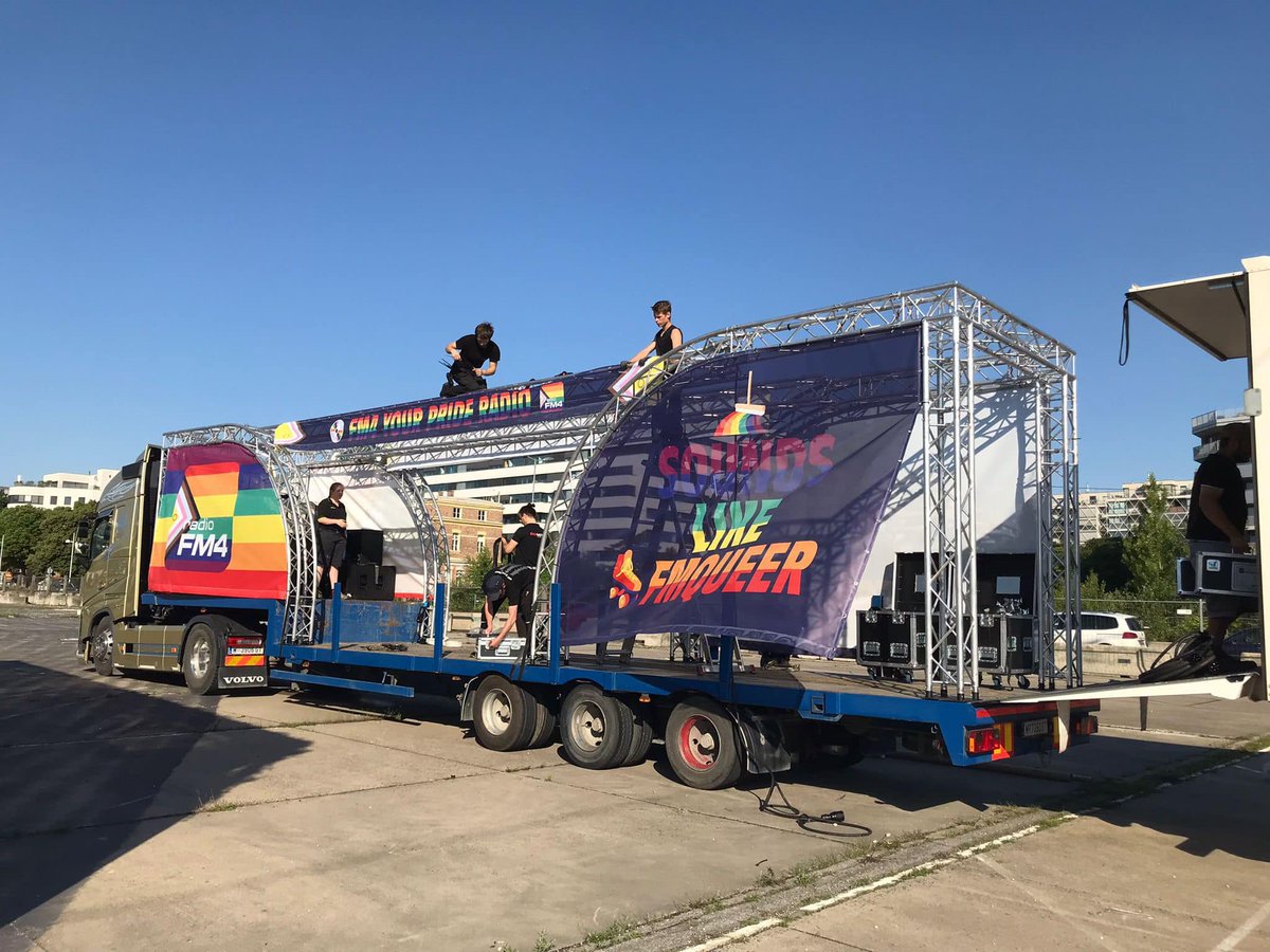 Sounds like FM4 Queer! Wir arbeiten schon seit den Morgenstunden an unserem Wagen mit der Startnummer 24 #PrideParade #viennapride