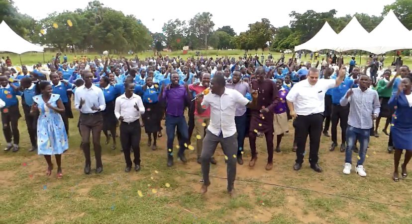 To the left 👈🏽, to the right 👉🏽 in Gulu, Uganda <a href="/SanderKesseler/">Sander Kesseler</a> <a href="/snollebollekes/">Snollebollekes</a> 
youtu.be/dOq3paM6Kbw